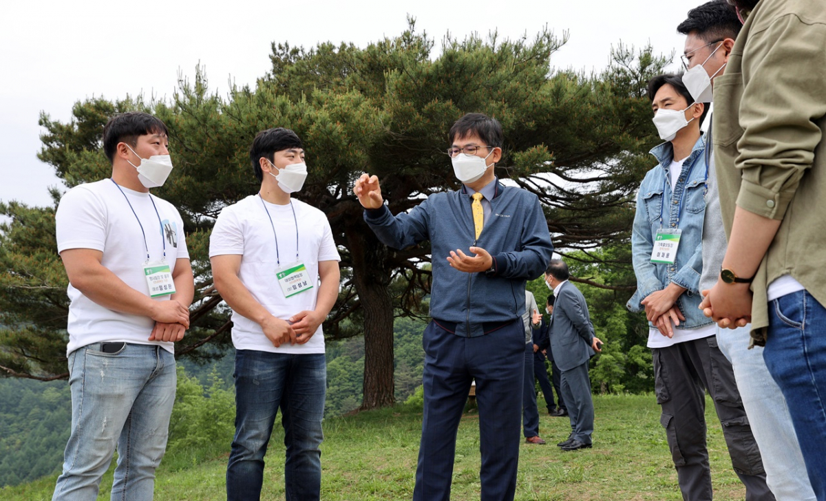 ▲허태웅 농촌진흥청장이 청년 농업인 공동체 회원들과 만나 간담회를 갖고 현장을 살펴보고 있다.  (사진제공=농촌진흥청)