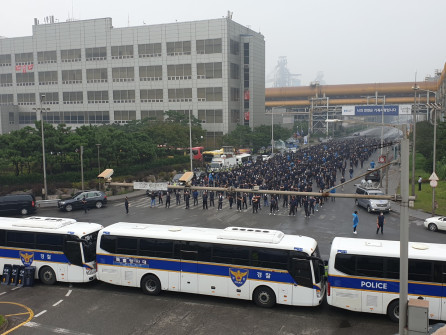 ▲31일 오전 충남 당진시 송악읍 현대제철 당진제철소에서 전국 금속노동조합 현대제철 비정규직지회 등이 현대제철의 직접고용을 요구하는 집회를 하고 있다.  (연합뉴스)