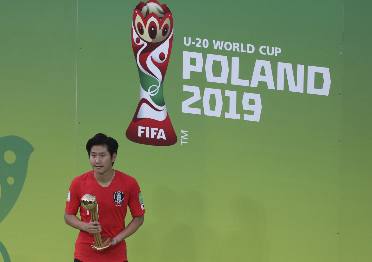 ▲2019 U-20(20세 이하) 월드컵에서 대회 MVP인 골든볼을 수상한 이강인 (연합뉴스)