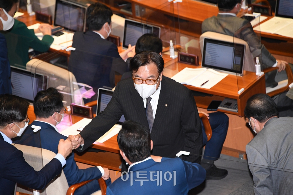 ▲31일 국회 본회의장에서  21대 국회 전반기 국회부의장에 선출된 국민의힘 정진석 의원이 축하 인사를 받고 있다.  (국회사진취재단)