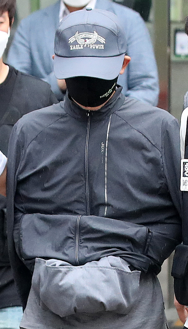 ▲위치추적 전자장치(전자발찌)를 끊기 전후로 여성 2명을 살해한 것으로 조사된 50대 성범죄 전과자 강모 씨가 31일 오전 서울 송파구 서울동부지법에서 열린 영장실질심사(구속 전 피의자 심문)를 마친 후 법원을 빠져나가고 있다. (뉴시스)