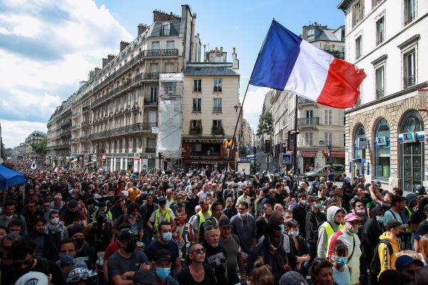 ▲프랑스 파리에서 지난달 31일(현지시간) 백신 여권 도입을 반대하는 시위대가 집회를 열고 있다. 파리/EPA연합뉴스
