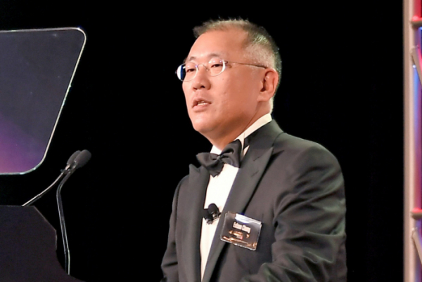▲정몽구 현대차그룹 명예회장이 '2020·2021 자동차 명예의 전당'에 한국인 최초로 헌액됐다. 지난달 22일 정 명예회장을 대신해 시상식에 참석한 정의선 회장이 헌액 소감을 말하고 있다.  (사진제공=현대차그룹)