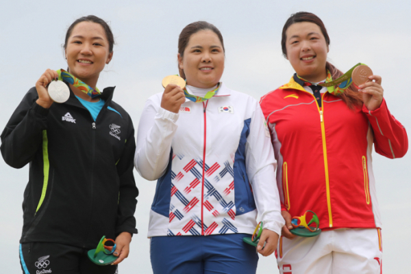 ▲2016년 8월 브라질 리우데자네이루 올림픽 골프경기장에서 열린 2016 리우올림픽 여자 골프 시상식에서 금메달을 차지한 박인비(가운데)가 2위 리디아고(왼쪽)와 3위 펑산산과 함께 메달을 들어보이고 있다. (리우데자네이루(브라질)=뉴시스)