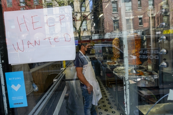 ▲미국 뉴욕의 한 레스토랑 창문에 5월 4일 주방 보조를 구한다는 글이 써있다. 뉴욕/AP뉴시스
