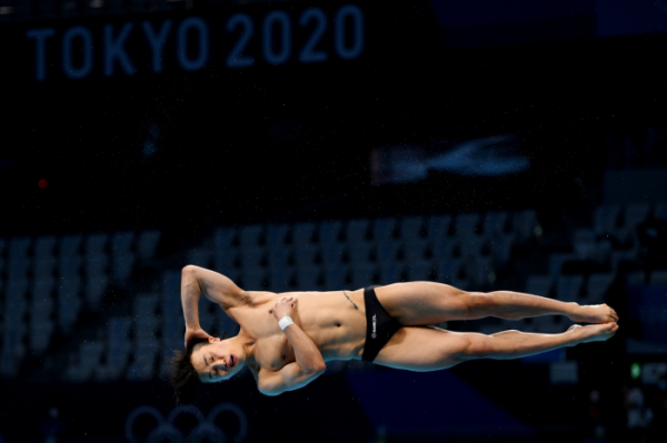 ▲우하람이 2일 도쿄 아쿠아틱스 센터 다이빙 경기장에서 열린 2020 도쿄올림픽 다이빙 남자 3m 스프링보드 예선 경기에서 다이빙 연기를 펼치고 있다. (연합뉴스)