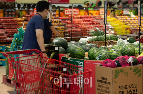 ▲서울 시내의 한 대형마트에서 시민이 장을 보고 있다. (이투데이DB)