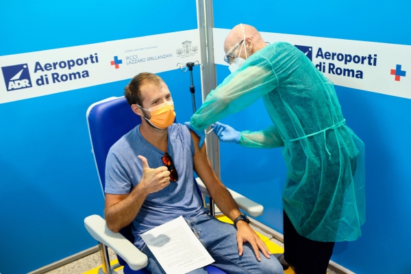 ▲이탈리아 로마의 레오나르도 다 빈치 공항에서 지난달 27일 한 탑승객이 백신을 접종하고 있다. 로마/AP뉴시스