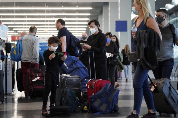 ▲2일(현지시간) 여행객들이 미국 시카고 오헤어 국제 공항에서 줄을 서고 있다. 시카고/AP연합뉴스
