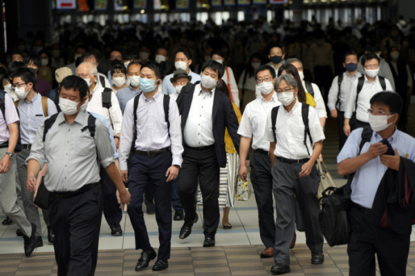 ▲지난 7월 올림픽 개최지 도쿄에서 시민들이 마스크를 쓰고 출근하고 있다. (도쿄(일본)=AP/뉴시스)