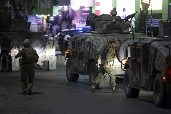 ▲ 3일(현지시간) 아프가니스탄 수도 카불 그린존(경비강화 구역)에서 발생한 폭탄 공격 현장에 군인들이 출동하고 있다. 카불/AP연합뉴스
