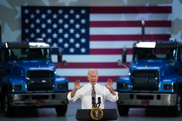▲조 바이든 미국 대통령이 ‘바이 아메리칸’ 정책 홍보차 지난달 28일(현지시간) 펜실베이니아주의 맥 트럭 공장을 방문해 연설을 하고 있다. 매컨지/AP뉴시스
