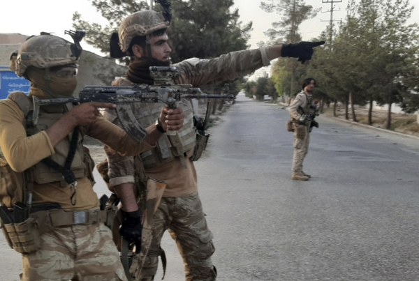 ▲3일(현지시간) 아프가니스탄 라슈카르가에서 특수부대가 탈레반과 교전 하고 있다. 라슈카르가/AP연합뉴스
