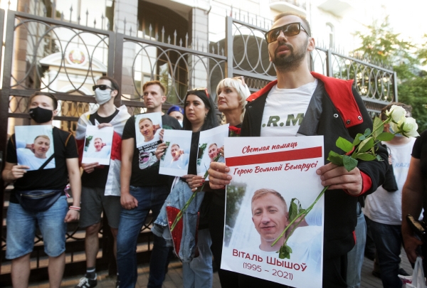▲우크라이나 키예프의 벨라루스 대사관 앞에 3일(현지시간) 사람들이 비탈리 쉬쇼프의 사망을 추모하고 있다. 키예프/EPA연합뉴스