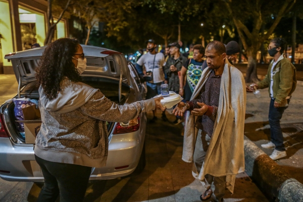▲브라질 리우데자네이루에서 3일 자원봉사자들이 노숙자들에게 식품과 옷 등을 나눠주고 있다. 리우데자네이루/EPA연합뉴스 
