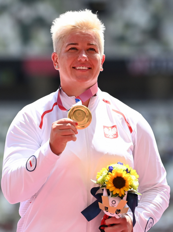 ▲2020 도쿄올림픽에서 육상 여자 해머던지기 금메달을 딴 아니타 브워르다치크가 금메달을 들고 환하게 웃고 있다. (뉴시스)