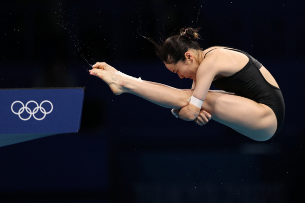 ▲4일 도쿄 아쿠아틱스 센터에서 열린 2020 도쿄올림픽 다이빙 여자 10m플랫폼 예선에 참가한 권하림이 다이빙 동작을 펼치고 있다. (연합뉴스)