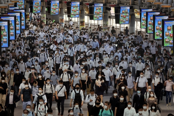 ▲2일 일본 도쿄 시나가와역이 마스크를 쓴 채 출근하는 사람들로 붐비고 있다. 도쿄/로이터연합뉴스 
