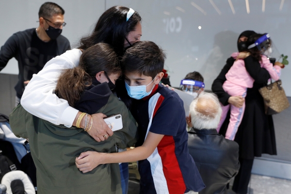 ▲영국 런던 히드로공항에서 2일(현지시간) 아이와 부모가 포옹하고 있다. 런던/로이터연합뉴스