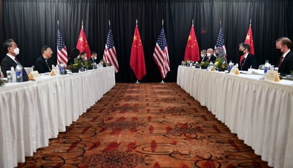 ▲토니 블링컨 미국 국무장관을 비롯한 미국 외교단과 왕이 중국 외교부장을 비롯한 중국 외교단이 3월 18일 알래스카에서 회담을 하고 있다. 알래스카/AP뉴시스
