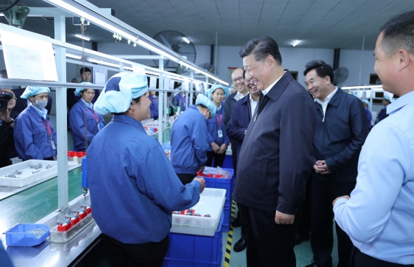 ▲시진핑 중국 국가주석이 2018년 10월 23일 광둥성 칭위안의 한 공장을 방문하고 있다. 칭위안/신화뉴시스
