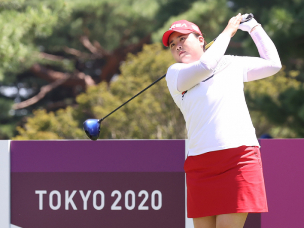 ▲한국 골프 대표팀 박인비가 지난 5일 일본 사이타마현 가와고에의 가스미가세키 컨트리클럽에서 열린 2020 도쿄올림픽 여자 골프 2라운드 9번홀에서 티샷을 하고 있다.  (뉴시스)