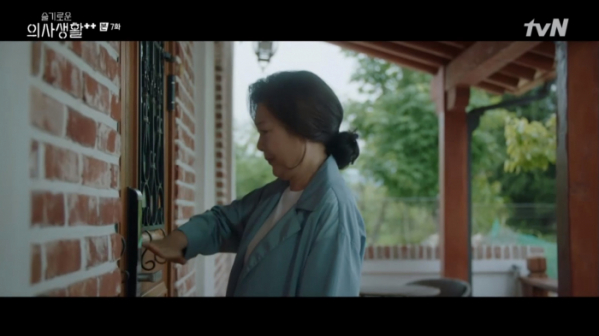 ▲'슬기로운 의사생활 시즌2' 안정원 엄마 정로사(김해숙)(사진=tvN 방송화면 캡처)