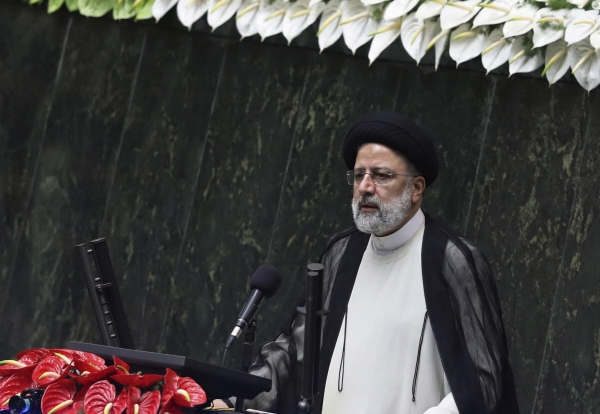 ▲세예드 에브라힘 라이시 이란 대통령이 5일(현지시간) 수도 테헤란의 의회에서 취임 연설을 하고 있다. 테헤/AP연합뉴스
