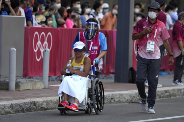 ▲6일 삿포로에서 열린 2020 도쿄올림픽 경보 여자 20km 경기에서 한 선수가 기권을 선언한 뒤 휠체어 신세를 지고 있다. (연합뉴스)