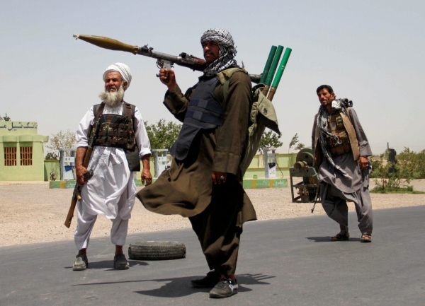 ▲무자헤딘 출신 병사들이 지난달 10일 아프가니스탄 헤랏에서 탈레반에 맞선 정부군을 지원하고 있다. 헤랏/로이터연합뉴스