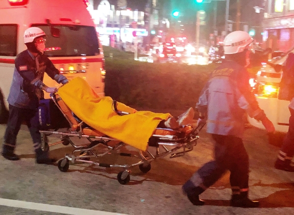 ▲일본 도쿄에서 6일 구조대원들이 부상자를 실어나르고 있다. 도쿄/로이터연합뉴스