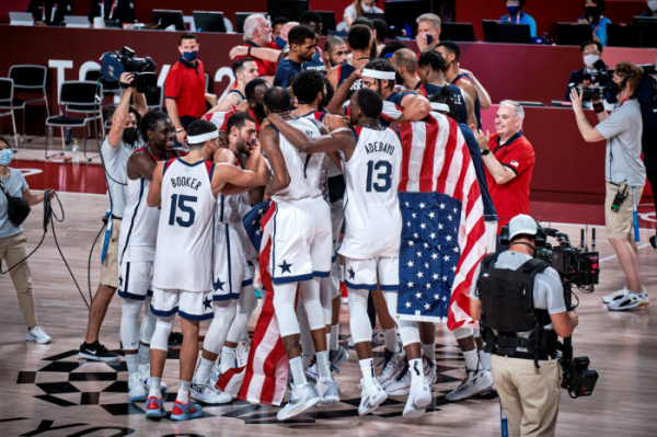 ▲도쿄올림픽 금메달을 확정짓고 환호하는 미국 선수들. (출처=NBA 공식 트위터)