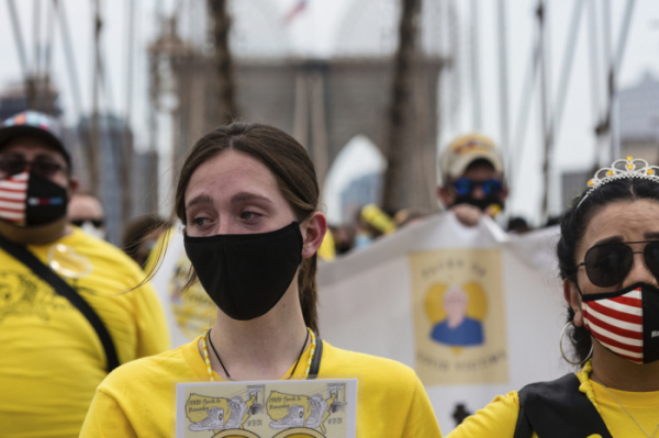 ▲코로나19 생존자들이 7일(현지시간) 마스크를 착용한채 미국 뉴욕 브루클린브릿지에서 코로나19 방역 지침에 대한 인식과 행동을 촉구하는 행진을 하고 있다. 뉴욕/AP뉴시스  