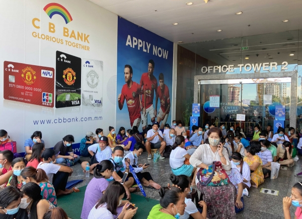 ▲미얀마 양곤의 한 은행 ATM 앞에 5월 11일 현금을 인출하려는 시민들이 줄을 서고 있다. 양곤/AP뉴시스