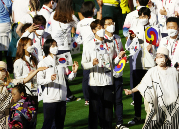 ▲8일 도쿄 신주쿠 국립경기장에서 열린 2020 도쿄올림픽 폐회식에서 대한민국 선수단이 즐거운 시간을 보내고 있다. (도쿄=연합뉴스)