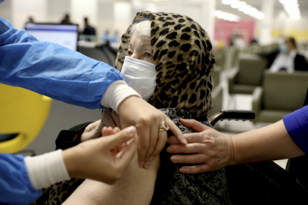 ▲이란 테헤란에서 한 여성이 5월 중국의 시노팜 코로나19 백신을 접종받고 있다. 테헤란/AP뉴시스
