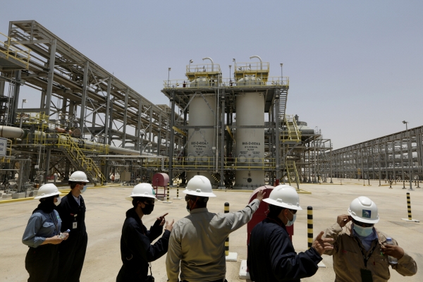 ▲아람코 엔지니어들이 6월 28일 사우디아라비아 하위야에 있는 가스 저장소를 둘러보고 있다. 하위야/AP연합뉴스