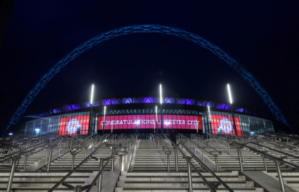 ▲LG전자가 영국 런던에 위치한 웸블리 스타디움(Wembley Stadium)에 초대형 LED 사이니지를 설치했다. 이 전광판은 영국 최대 경기장인 웸블리 스타디움의 메인 출입구 위에 설치돼 수많은 관람객에게 경기 정보, 광고영상 등 다양한 콘텐츠를 생생하게 보여준다. 사진은 초대형 LED 전광판이 설치돼 있는 웸블리 스타디움의 모습 (사진제공=LG전자)