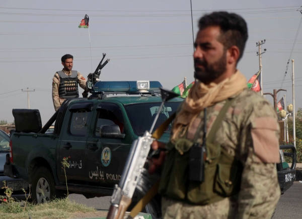 ▲아프가니스탄 정부군이 지난달 9일 헤랏 지역에서 경계근무를 서고 있다. 헤랏/로이터연합뉴스