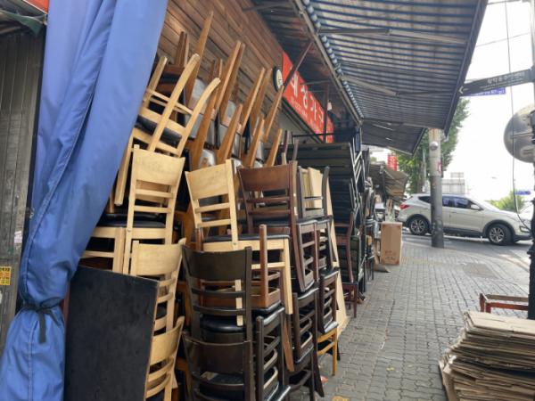 ▲서울 중구 황학동 주방 거리에서 폐업한 점포의 의자들이 겹겹이 쌓여있는 모습. (심민규 기자 wildboar@)