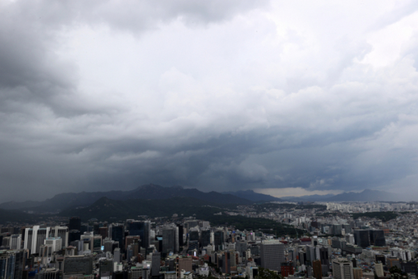 ▲소나기가 내린 서울 하늘에 먹구름이 가득하다.  (연합뉴스)