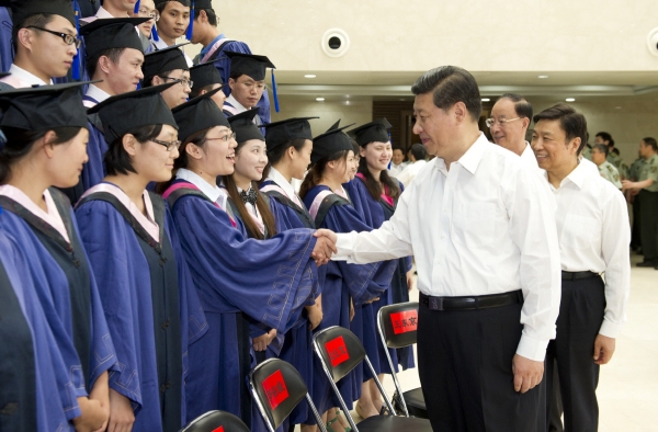 ▲시진핑 중국 국가주석이 2012년 7월 13일 공산당 중앙당학교 졸업식에 참석해 학생들과 악수를 나누고 있다. 베이징/신화뉴시스

