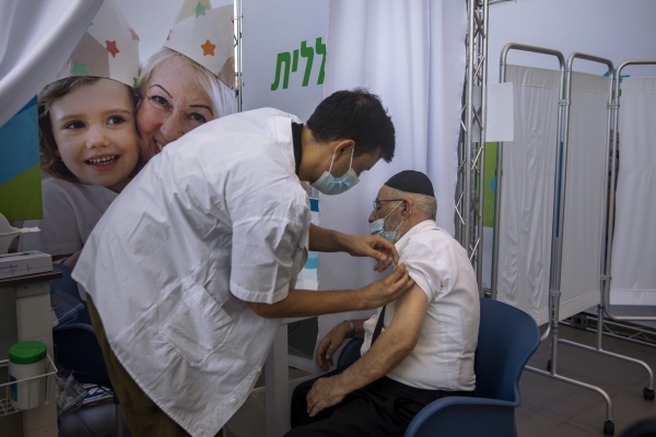 ▲10일(현지시간) 이스라엘 텔아비브에 있는 한 코로나19 백신 접종소에서 한 노인이 화이자 백신 3차(부스터 샷) 접종을 하고 있다. 텔아비브/AP뉴시스
