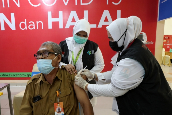▲인도네시아 아체의 한 병원에서 9일 한 시민이 모더나 백신을 접종하고 있다. 아체/EPA연합뉴스
