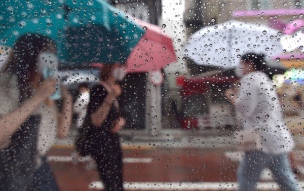 ▲대구 중구 동성로에서 우산을 쓴 시민들이 길을 걷고 있다. (뉴시스)