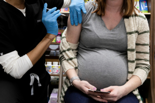 ▲미국 펜실베이니아주 슈웬크스빌의 한 약국에서 한 임산부 여성이 코로나19 백신을 접종하고 있다. 슈웬크스빌/로이터연합뉴스