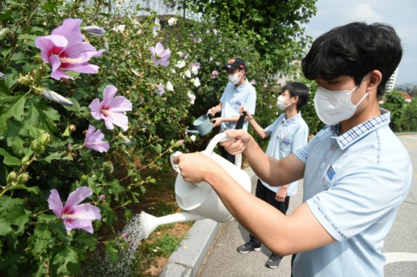 ▲서울 오산고등학교 학생들이 무궁화나무를 돌보는 모습 (사진제공=LG)