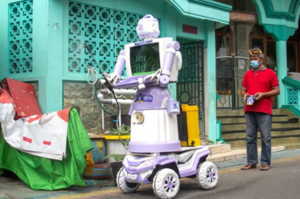 ▲재활용품으로 만든 로봇이 코로나19 대응에 쓰이고 있다. (로이터 캡처)