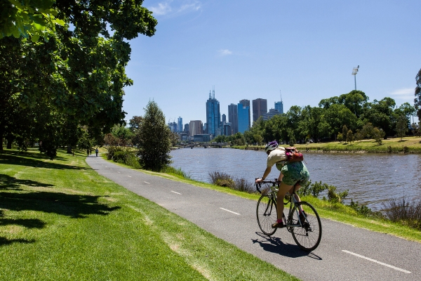 ▲호주 멜버른에서 2016년 11월 17일 한 시민이 자전거를 타고 있다. 멜버른/AP뉴시스
