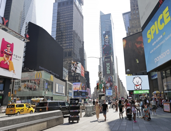 ▲12일(현지시간) 미국 뉴욕의 타임스퀘어에서 사람들이 걸어가고 있다. 뉴욕/EPA연합뉴스